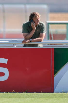 12.08.2026, Fussball, Training des FC Schalke 04. Direktor Profifussball Youri Mulder (FC Schalke 04) telefoniert. Gelsenkirchen Trainingsgelände FC Schalke 04 NRW Deutschland xRHR-FOTO YYx Copyright: RHR-FOTOx RHR-FOTO YY