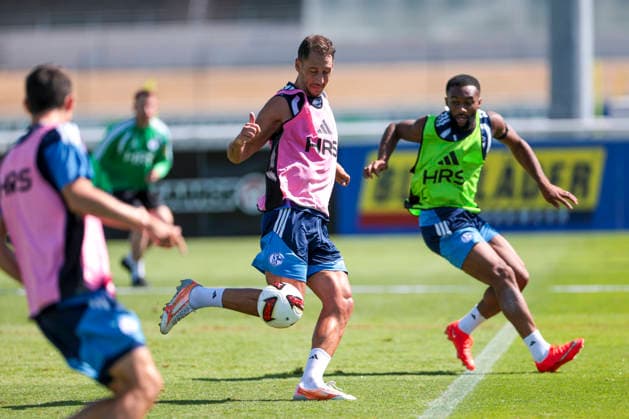 12.08.2026, Fussball, Training des FC Schalke 04. v. l. Nikola Katic (FC Schalke 04), Moussa Sylla (FC Schalke 04). Gelsenkirchen Trainingsgelände FC Schalke 04 NRW Deutschland xRHR-FOTO YYx Copyright: RHR-FOTOx RHR-FOTO YY