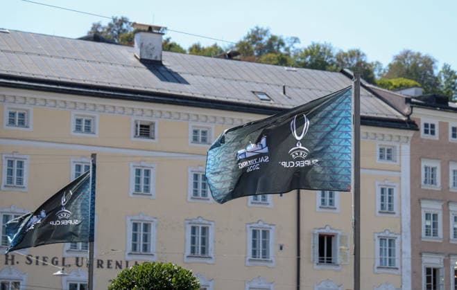 Österreich: Fußball UEFA Super Cup 2026, Finale, Paris Saint-Germain vs Aston Villa FC, Salzburg: Offizielle UEFA Super Cup 2026 Fahnen mit dem Veranstaltungsbranding wehen im Stadtzentrum von Salzburg vor dem Finale zwischen Paris Saint-Germain und Aston Villa FC. Die Dekoration gehört zu den Vorbereitungen der Gastgeberstadt auf das internationale Fußballereignis. Copyright: xAymanxAlahmedx