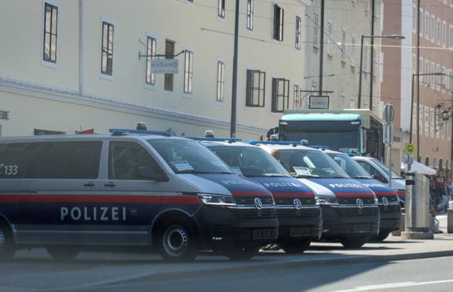 Österreich: Fußball UEFA Super Cup 2026, Finale, Paris Saint-Germain vs Aston Villa FC, Salzburg: Mehrere Fahrzeuge der österreichischen Polizei stehen am Tag des UEFA Super Cup Finales 2026 zwischen Paris Saint-Germain und Aston Villa FC im Stadtgebiet von Salzburg. Die Aufnahme dokumentiert die Polizeipräsenz und organisatorischen Vorbereitungen rund um das internationale Fußballereignis. Copyright: xAymanxAlahmedx