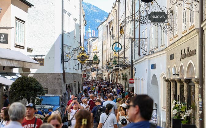 Österreich: Fußball UEFA Super Cup 2026, Finale, Paris Saint-Germain vs Aston Villa FC, Salzburg: Zahlreiche Besucher und Fußballfans füllen die historische Altstadt von Salzburg am Tag des UEFA Super Cup Finales 2026 zwischen Paris Saint-Germain und Aston Villa FC. Die Aufnahme zeigt das lebhafte Stadtbild und die Atmosphäre der Gastgeberstadt vor dem internationalen Fußballereignis. Copyright: xAymanxAlahmedx