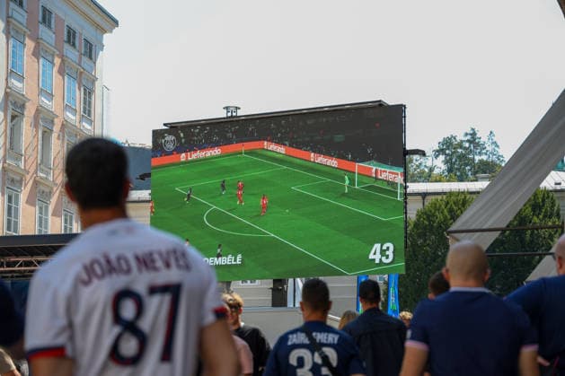 Österreich: Fußball UEFA Super Cup 2026, Finale, Paris Saint-Germain vs Aston Villa FC, Salzburg: Fußballfans verfolgen das UEFA Super Cup Finale 2026 zwischen Paris Saint-Germain und Aston Villa FC auf einer Großbildleinwand im Fan Festival in der Salzburger Innenstadt. Die Aufnahme zeigt die öffentliche Live-Übertragung und die Atmosphäre rund um das internationale Fußballereignis. Copyright: xAymanxAlahmedx