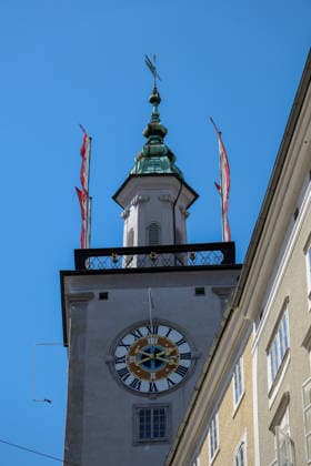 Österreich: Fußball UEFA Super Cup 2026, Finale, Paris Saint-Germain vs Aston Villa FC, Salzburg: Blick auf den historischen Uhrturm der Salzburger Altstadt mit österreichischen Flaggen unter blauem Himmel am Spieltag des UEFA Super Cup Finales 2026 zwischen Paris Saint-Germain und Aston Villa FC. Symbolaufnahme aus dem Stadtzentrum vor dem Anpfiff. Copyright: xAymanxAlahmedx