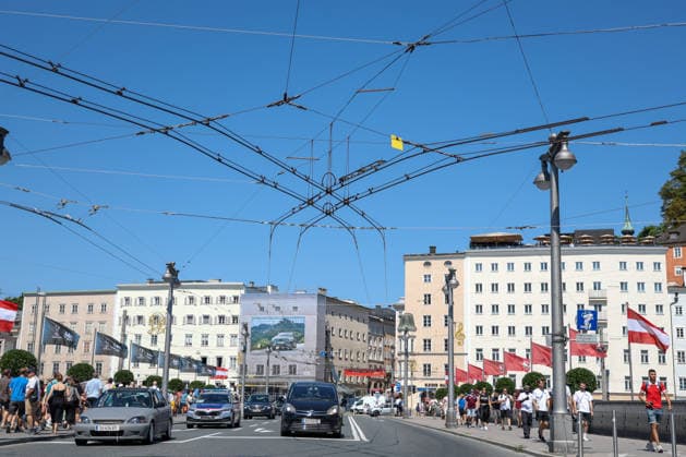 Österreich: Fußball UEFA Super Cup 2026, Finale, Paris Saint-Germain vs Aston Villa FC, Salzburg: Blick auf eine Straße im Stadtzentrum von Salzburg am Spieltag des UEFA Super Cup Finales 2026 zwischen Paris Saint-Germain und Aston Villa FC. Fußgänger, Fahrzeuge, österreichische Flaggen sowie UEFA-Super-Cup-Fahnen prägen das Stadtbild rund um das Fan Festival vor dem Anpfiff. Copyright: xAymanxAlahmedx