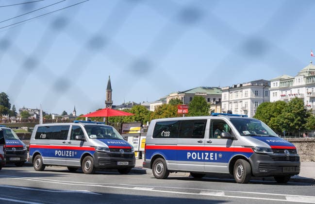 Österreich: Fußball UEFA Super Cup 2026, Finale, Paris Saint-Germain vs Aston Villa FC, Salzburg: Einsatzfahrzeuge der österreichischen Polizei stehen am Spieltag des UEFA Super Cup Finales 2026 zwischen Paris Saint-Germain und Aston Villa FC im Stadtzentrum von Salzburg bereit. Verstärkte Sicherheitsmaßnahmen begleiten das internationale Fußballereignis rund um das Fan Festival und die Innenstadt. Copyright: xAymanxAlahmedx