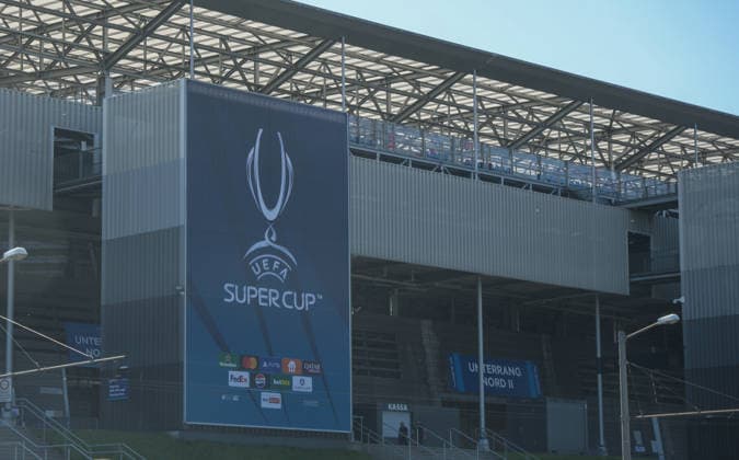 Österreich: Fußball UEFA Super Cup 2026, Finale, Paris Saint-Germain vs Aston Villa FC, Stadion Salzburg (Salzburg): Außenansicht des Stadions Salzburg mit großflächigem UEFA Super Cup 2026 Branding am Spieltag des Finales zwischen Paris Saint-Germain und Aston Villa FC. Sichtbar sind das offizielle Turnierlogo, Sponsorenflächen sowie Eingangsbereiche des Stadions vor dem Anpfiff. Copyright: xAymanxAlahmedx