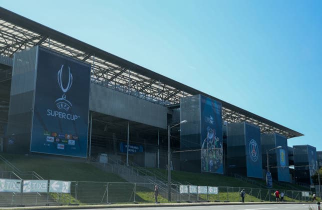 Österreich: Fußball UEFA Super Cup 2026, Finale, Paris Saint-Germain vs Aston Villa FC, Stadion Salzburg (Salzburg): Außenansicht des Stadions Salzburg am Spieltag des UEFA Super Cup Finales 2026 zwischen Paris Saint-Germain und Aston Villa FC. Großflächige UEFA Super Cup sowie Vereinsbanner von Paris Saint-Germain und Aston Villa schmücken die Stadionfassade vor dem Anpfiff. Copyright: xAymanxAlahmedx