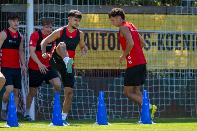 Regionalliga Nordost -Saison 26 27 Hallescher FC Training Neuzugang Osman Atilgan Halle, Deutschland 12.August 2026: Im Bild:v.li.Neuzugang Osman Atilgan (Halle) und Soufian Benyamina (Halle) Halle Saale Leuna Chemie Stadion Sachsen-Anhalt Deutschland