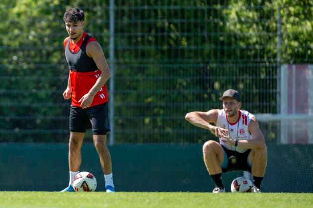 Regionalliga Nordost -Saison 26 27 Hallescher FC Training Neuzugang Osman Atilgan Halle, Deutschland 12.August 2026: Im Bild:v.li.Neuzugang Osman Atilgan (Halle) beim ersten Training in Halle und Trainer Robert Schröder Schroeder (Halle) Halle Saale Leuna Chemie Stadion Sachsen-Anhalt Deutschland