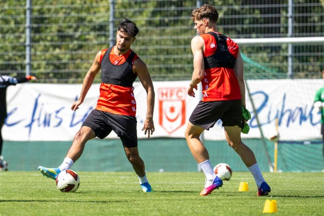 Regionalliga Nordost -Saison 26 27 Hallescher FC Training Neuzugang Osman Atilgan Halle, Deutschland 12.August 2026: Im Bild:v.li.Neuzugang Osman Atilgan (Halle) und Felix Langhammer (Halle) Halle Saale Leuna Chemie Stadion Sachsen-Anhalt Deutschland