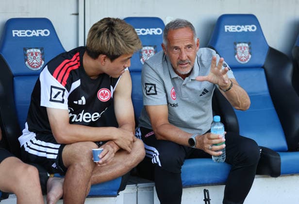 12.08.2026, Fussball Testspiel, FSV Frankfurt - Eintracht Frankfurt, v.l., Ritsu Doan (Eintracht Frankfurt) und Trainer Adi Hütter (Eintracht Frankfurt) im Gespräch, gibt Anweisung DFL DFB REGULATIONS PROHIBIT ANY USE OF PHOTOGRAPHS AS IMAGE SEQUENCES AND OR QUASI-VIDEO. xdcx Copyright: HMBxMedia Claus