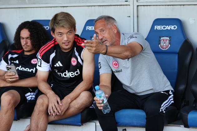 12.08.2026, Fussball Testspiel, FSV Frankfurt - Eintracht Frankfurt, v.l., Ritsu Doan (Eintracht Frankfurt) und Trainer Adi Hütter (Eintracht Frankfurt) im Gespräch, gibt Anweisung DFL DFB REGULATIONS PROHIBIT ANY USE OF PHOTOGRAPHS AS IMAGE SEQUENCES AND OR QUASI-VIDEO. xdcx Copyright: HMBxMedia Claus