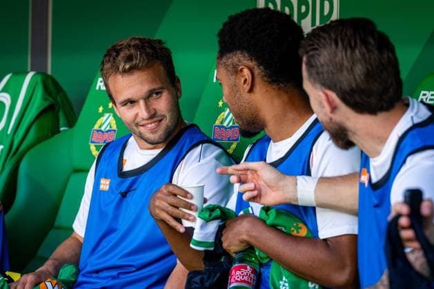 SOCCER - UEFA ECL, Rapid vs Paide VIENNA,AUSTRIA,12.AUG.26 - SOCCER - UEFA Conference League, qualification, SK Rapid Wien vs Paide Linnameeskond. Image shows Matthias Seidl on the bench with Petter Nosa Dahl and Jannes Horn (Rapid).  GEPAxpictures xKevinxHackner