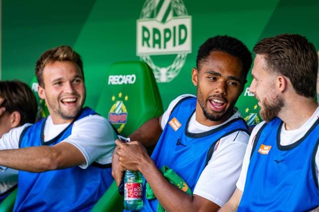 SOCCER - UEFA ECL, Rapid vs Paide VIENNA,AUSTRIA,12.AUG.26 - SOCCER - UEFA Conference League, qualification, SK Rapid Wien vs Paide Linnameeskond. Image shows Matthias Seidl on the bench with Petter Nosa Dahl and Jannes Horn (Rapid).  GEPAxpictures xKevinxHackner