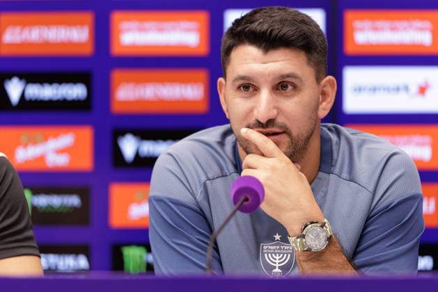 SOCCER - UEFA ECL, A.Wien vs Beita VIENNA,AUSTRIA,12.AUG.26 - SOCCER - UEFA Conference League, qualification, FK Austria Wien vs Beitar Jerusalem, preview, press conference, PK, Pressekonferenz Beitar. Image shows head coach Almog Choen (Beitar).  GEPAxpictures xArminxRauthner