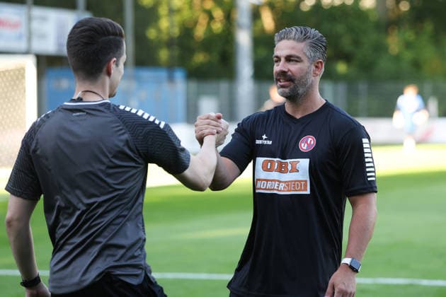 12.08.2026, Fussball, Herren, Regionalliga Nord, 16. Spieltag, FC Eintracht Norderstedt - BSV Kickers Emden Trainer Özden Kocadal (FC Eintracht Norderstedt)