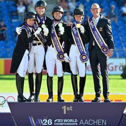 Aachen, Hauptstadion, 12.08.26, GER, FEI World Championships Aachen 2026, Lambertz-Preis, Grand Prix Team Dressur Bild: Siegerfoto des Weltmeisters Team Deutschland v.li.Isabell WERTH (Deutschland), Frederic WANDRES (Deutschland), Raphael NETZ (Deutschland), Katharina HEMMER (Deutschland) und Teamchef Klaus ROESER (Deutschland) Nordrhein-Westfalen Deutschland