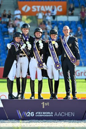 Aachen, Hauptstadion, 12.08.26, GER, FEI World Championships Aachen 2026, Lambertz-Preis, Grand Prix Team Dressur Bild: Siegerfoto des Weltmeisters Team Deutschland v.li.Isabell WERTH (Deutschland), Frederic WANDRES (Deutschland), Raphael NETZ (Deutschland), Katharina HEMMER (Deutschland) und Teamchef Klaus ROESER (Deutschland) Nordrhein-Westfalen Deutschland