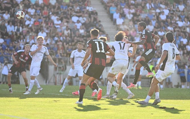 12.08.2026, xfux, Fussball Testspiel, FSV Frankfurt - Eintracht Frankfurt, v.l. Torschuetze Torschütze Otavio (Eintracht Frankfurt) Goal scored, Tor zum 0:1 Kopfball, Kopfballduell (DFL DFB REGULATIONS PROHIBIT ANY USE OF PHOTOGRAPHS as IMAGE SEQUENCES and or QUASI-VIDEO) Frankfurt am Main