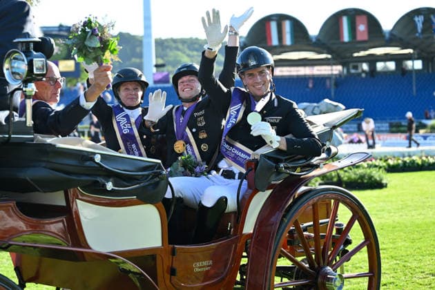 Aachen, Hauptstadion, 12.08.26, GER, FEI World Championships Aachen 2026, Lambertz-Preis, Grand Prix Team Dressur Bild: Siegerfoto des Weltmeisters Team Deutschland v.li.Teamchef Klaus ROESER (Deutschland), Isabell WERTH (Deutschland), Raphael NETZ (Deutschland) und Frederic WANDRES (Deutschland) Nordrhein-Westfalen Deutschland