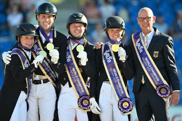 Aachen, Hauptstadion, 12.08.26, GER, FEI World Championships Aachen 2026, Lambertz-Preis, Grand Prix Team Dressur Bild: Siegerfoto des Weltmeisters Team Deutschland v.li.Isabell WERTH (Deutschland), Frederic WANDRES (Deutschland), Raphael NETZ (Deutschland), Katharina HEMMER (Deutschland) und Teamchef Klaus ROESER (Deutschland) Nordrhein-Westfalen Deutschland