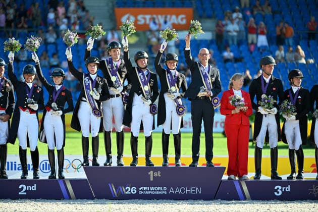 Aachen, Hauptstadion, 12.08.26, GER, FEI World Championships Aachen 2026, Lambertz-Preis, Grand Prix Team Dressur Bild: Siegerfoto des Weltmeisters Team Deutschland v.li.Isabell WERTH (Deutschland), Frederic WANDRES (Deutschland), Raphael NETZ (Deutschland), Katharina HEMMER (Deutschland) und Teamchef Klaus ROESER (Deutschland) Nordrhein-Westfalen Deutschland