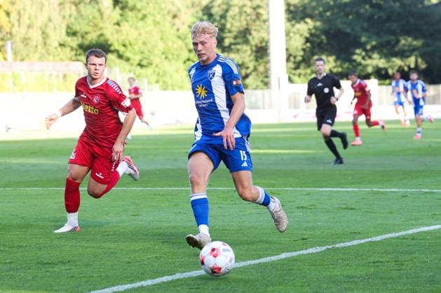 12.08.2026, Fussball, Herren, Regionalliga Nord, 16. Spieltag, FC Eintracht Norderstedt - BSV Kickers Emden Bent Andresen (blau 15 BSV Kickers Emden) im Zweikampf mit Leon Pesch (18 FC Eintracht Norderstedt)