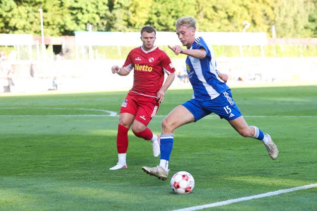 12.08.2026, Fussball, Herren, Regionalliga Nord, 16. Spieltag, FC Eintracht Norderstedt - BSV Kickers Emden Bent Andresen (blau 15 BSV Kickers Emden) im Zweikampf mit Leon Pesch (18 FC Eintracht Norderstedt)