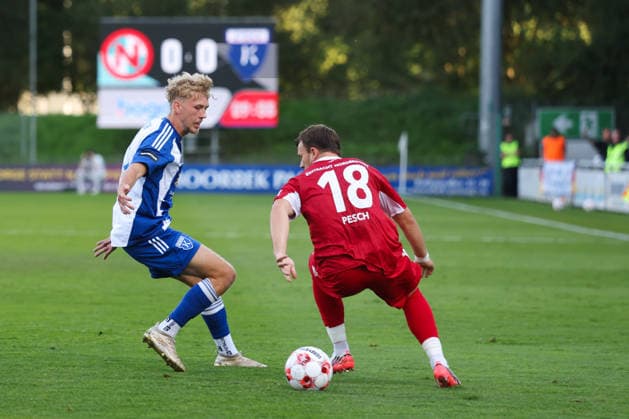 12.08.2026, Fussball, Herren, Regionalliga Nord, 16. Spieltag, FC Eintracht Norderstedt - BSV Kickers Emden Bent Andresen (blau 15 BSV Kickers Emden) im Zweikampf mit Leon Pesch (18 FC Eintracht Norderstedt)