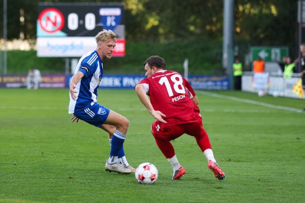 12.08.2026, Fussball, Herren, Regionalliga Nord, 16. Spieltag, FC Eintracht Norderstedt - BSV Kickers Emden Bent Andresen (blau 15 BSV Kickers Emden) im Zweikampf mit Leon Pesch (18 FC Eintracht Norderstedt)