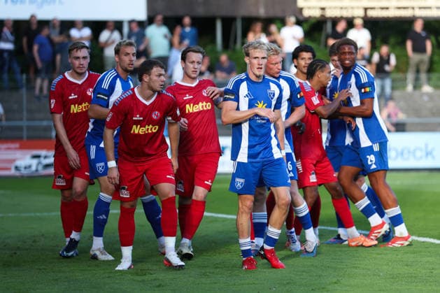 12.08.2026, Fussball, Herren, Regionalliga Nord, 16. Spieltag, FC Eintracht Norderstedt - BSV Kickers Emden Theo Schröder (blau 9 BSV Kickers Emden) und Leon Pesch (18 FC Eintracht Norderstedt)
