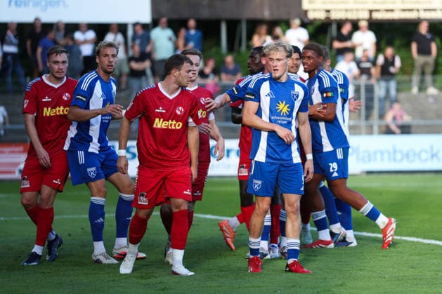 12.08.2026, Fussball, Herren, Regionalliga Nord, 16. Spieltag, FC Eintracht Norderstedt - BSV Kickers Emden Theo Schröder (blau 9 BSV Kickers Emden) und Leon Pesch (18 FC Eintracht Norderstedt)