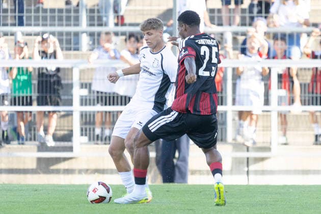 Testspiel: FSV Frankfurt - Eintracht Frankfurt, 12.08.2026 Otavio (Eintracht Frankfurt 5) & Emmanuel McDonald (FSV Frankfurt 27) i Zweikampf um den Ball, FSV Frankfurt - Eintracht Frankfurt, Frankfurt, BBBank Arena, 12.8.2026 Copyright: xBEAUTIFULxSPORTS Gawlikx