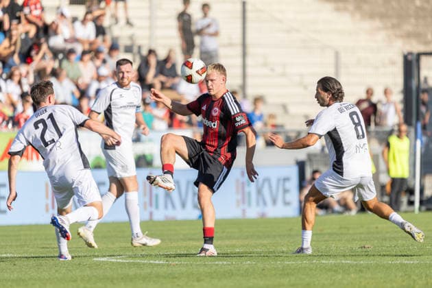 Testspiel: FSV Frankfurt - Eintracht Frankfurt, 12.08.2026 Jonathan Burkardt (Eintracht Frankfurt 9) & David Deger (FSV Frankfurt 21) & Giorgio del Vecchio (FSV Frankfurt 8), FSV Frankfurt - Eintracht Frankfurt, Frankfurt, BBBank Arena, 12.8.2026 Copyright: xBEAUTIFULxSPORTS Gawlikx