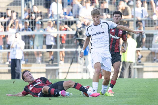 Testspiel: FSV Frankfurt - Eintracht Frankfurt, 12.08.2026 Mario Götze (Eintracht Frankfurt 27) grätscht Emmanuel McDonald (FSV Frankfurt 27) den Ball weg, FSV Frankfurt - Eintracht Frankfurt, Frankfurt, BBBank Arena, 12.8.2026 Copyright: xBEAUTIFULxSPORTS Gawlikx