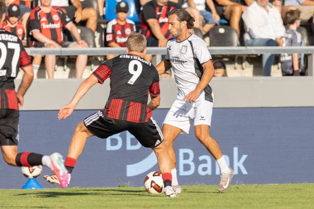 Testspiel: FSV Frankfurt - Eintracht Frankfurt, 12.08.2026 Giorgio del Vecchio (FSV Frankfurt 8) & Jonathan Burkardt (Eintracht Frankfurt 9) im Zweikampf u mden Ball, FSV Frankfurt - Eintracht Frankfurt, Frankfurt, BBBank Arena, 12.8.2026 Copyright: xBEAUTIFULxSPORTS Gawlikx