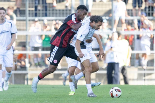 Testspiel: FSV Frankfurt - Eintracht Frankfurt, 12.08.2026 Raphael Onyedika (Eintracht Frankfurt 25) & Giorgio del Vecchio (FSV Frankfurt 8) im zweikampf um den Ball, FSV Frankfurt - Eintracht Frankfurt, Frankfurt, BBBank Arena, 12.8.2026 Copyright: xBEAUTIFULxSPORTS Gawlikx