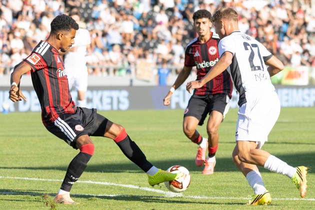 Testspiel: FSV Frankfurt - Eintracht Frankfurt, 12.08.2026 Ansgar Knauff (Eintracht Frankfurt 7) klärt den Ball vor Emmanuel McDonald (FSV Frankfurt 27), FSV Frankfurt - Eintracht Frankfurt, Frankfurt, BBBank Arena, 12.8.2026 Copyright: xBEAUTIFULxSPORTS Gawlikx