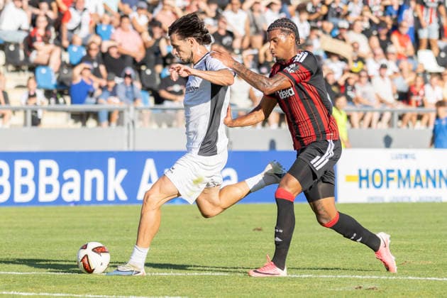 Testspiel: FSV Frankfurt - Eintracht Frankfurt, 12.08.2026 Destiny Obiogumu (FSV Frankfurt 17) schießt den Bal laufs Tor & Otavio (Eintracht Frankfurt 5), FSV Frankfurt - Eintracht Frankfurt, Frankfurt, BBBank Arena, 12.8.2026 Copyright: xBEAUTIFULxSPORTS Gawlikx