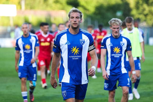 12.08.2026, Fussball, Herren, Regionalliga Nord, 16. Spieltag, FC Eintracht Norderstedt - BSV Kickers Emden Peer Mahncke (blau 5 BSV Kickers Emden) auf dem Weg in die Halbzeit