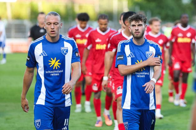 12.08.2026, Fussball, Herren, Regionalliga Nord, 16. Spieltag, FC Eintracht Norderstedt - BSV Kickers Emden Matti Tjaden (links blau 11 BSV Kickers Emden) und Bogdan Shubin (blau 8 BSV Kickers Emden) auf dem Weg in die Halbzeit