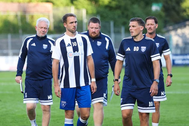 12.08.2026, Fussball, Herren, Regionalliga Nord, 16. Spieltag, FC Eintracht Norderstedt - BSV Kickers Emden Fabian Herbst (blau 4 BSV Kickers Emden) verletzt in die Halbzeit