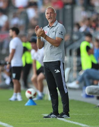 12.08.2026, Fussball Testspiel, FSV Frankfurt - Eintracht Frankfurt, v.l., Trainer Adi Hütter (Eintracht Frankfurt) gibt Anweisungen, gestikuliert, mit den Armen gestikulieren, gives instructions, gesticulate DFL DFB REGULATIONS PROHIBIT ANY USE OF PHOTOGRAPHS AS IMAGE SEQUENCES AND OR QUASI-VIDEO. xdcx Copyright: HMBxMedia Claus