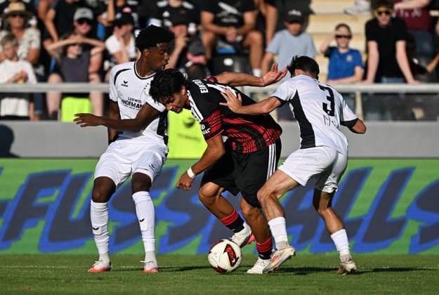 12.08.2026, xjhx, Fussball Testspiel, FSV Frankfurt - Eintracht Frankfurt v.l. Uche Obiogumu (FSV Frankfurt), Can Uzun (Eintracht Frankfurt), Jan-Erik Eichhorn (FSV Frankfurt) Frankfurt am Main