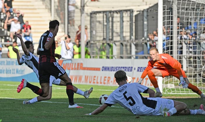12.08.2026, xjhx, Fussball Testspiel, FSV Frankfurt - Eintracht Frankfurt v.l. Younes Ebnoutalib (Eintracht Frankfurt), Phil Kemper (FSV Frankfurt), Lucas Becker (FSV Frankfurt) Frankfurt am Main