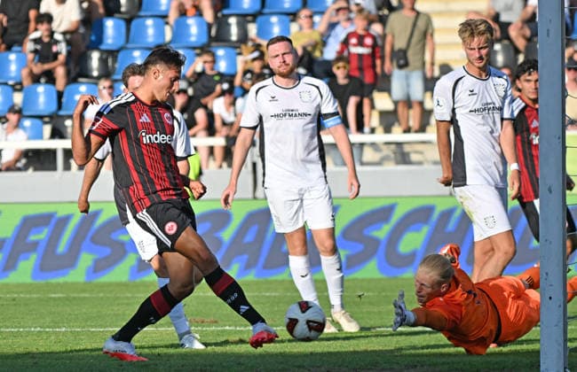 12.08.2026, xjhx, Fussball Testspiel, FSV Frankfurt - Eintracht Frankfurt v.l. Younes Ebnoutalib (Eintracht Frankfurt) Goal scored, erzielt das Tor zum 0:2 celebrate the goal, Der Torjubel zum Frankfurt am Main