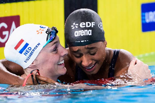 260812 Sara Curtis of Italy is being hugged by Marrit Steenbergen of Netherlands after breaking the world record when competing in a women™s 50 meters backstroke swimming semifinal during day 13 of the 2026 European Aquatics Championships on August 12, 2026 in Saint-Denis. Photo: Joel Marklund BILDBYRAN kod JM JM0840 bbeng simning swimming svomming 2026 european aquatics championships em dam jubel Copyright: JOELxMARKLUND BB260812JM121