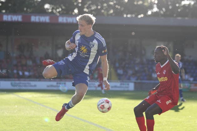Fußball I Herren I Saison 2026 2027 I Regionalliga Nord I 3.Spieltag I Eintracht Norderstedt - BSV Kickers Emden I 12.08.2026 Theo Schröder (9, BSV Kickers Emden) Komlan Manasse Fionouke (26, FC Eintracht Norderstedt) Norderstedt Edmund Plambeck Stadion Schleswig-Holstein Deutschland Copyright: xLobeca RalfxHomburgx