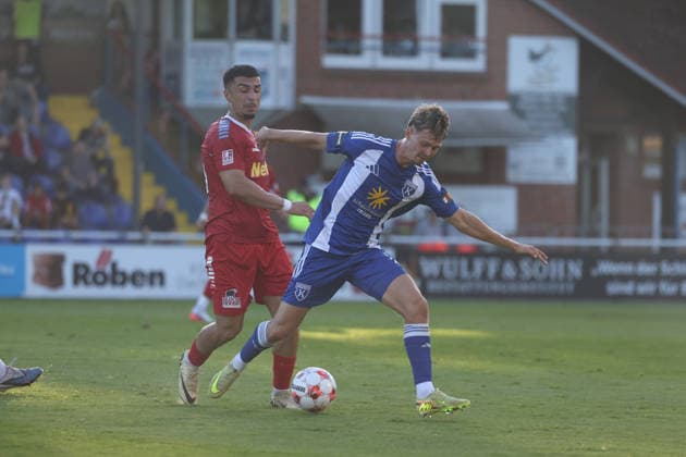 Fußball I Herren I Saison 2026 2027 I Regionalliga Nord I 3.Spieltag I Eintracht Norderstedt - BSV Kickers Emden I 12.08.2026 Milad Nejad Haji Lor (30, FC Eintracht Norderstedt) Nick Stepantsev (39, BSV Kickers Emden) Norderstedt Edmund Plambeck Stadion Schleswig-Holstein Deutschland Copyright: xLobeca RalfxHomburgx