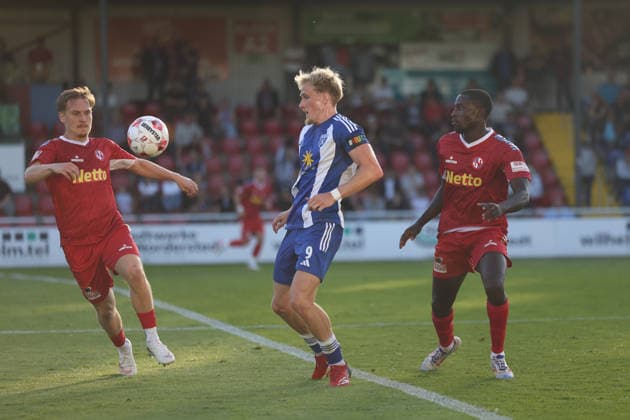 Fußball I Herren I Saison 2026 2027 I Regionalliga Nord I 3.Spieltag I Eintracht Norderstedt - BSV Kickers Emden I 12.08.2026 Theo Schröder (9, BSV Kickers Emden) Komlan Manasse Fionouke (26, FC Eintracht Norderstedt) Norderstedt Edmund Plambeck Stadion Schleswig-Holstein Deutschland Copyright: xLobeca RalfxHomburgx